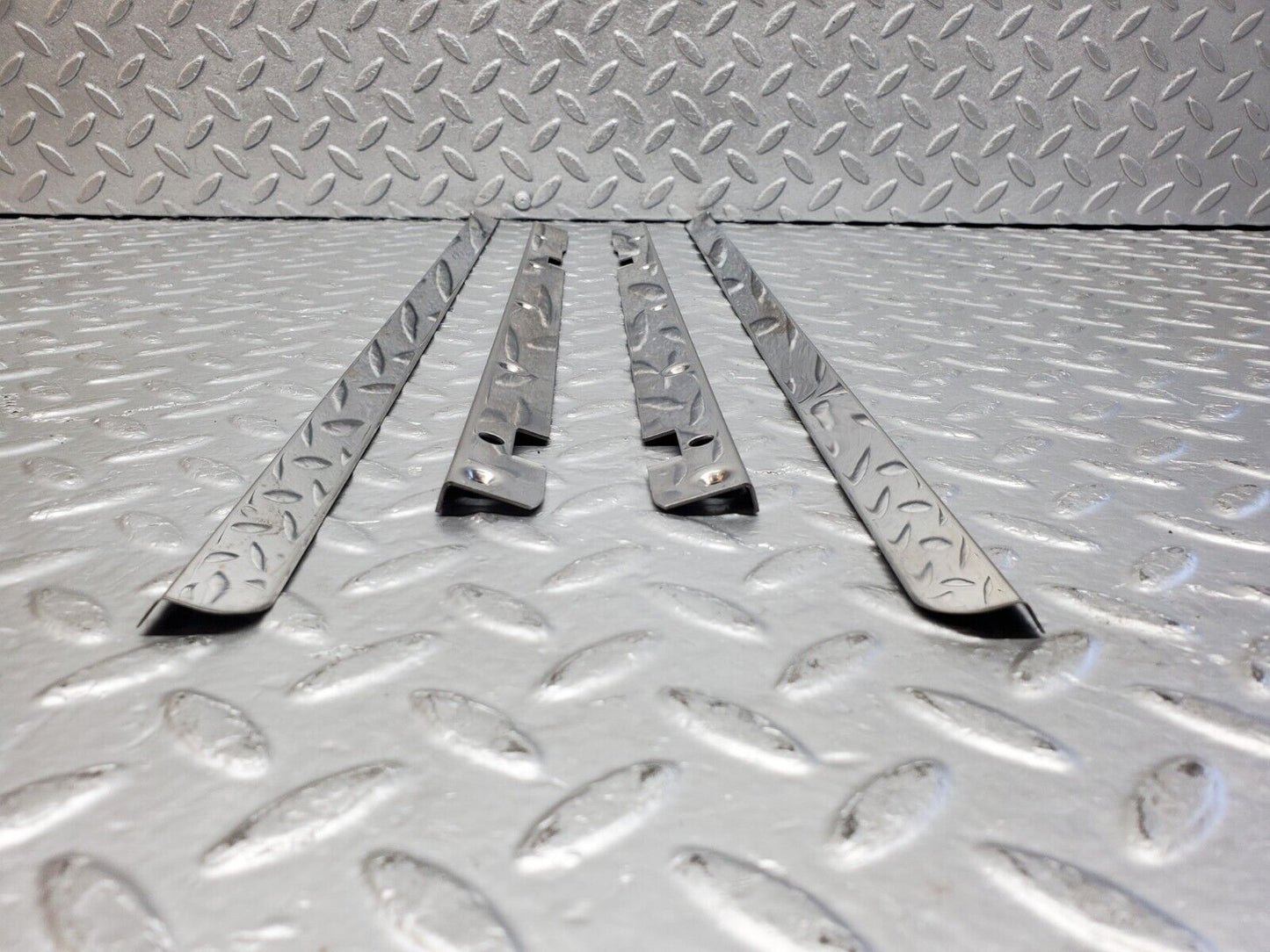 45983 Mercedes-Benz W126 420SE Sunroof Chrome Trim Set