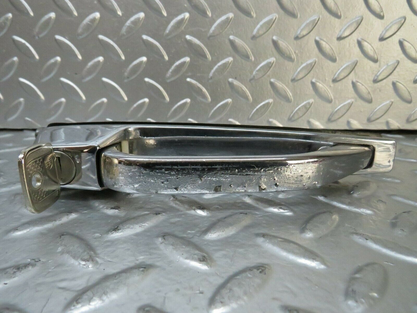 23720 Mercedes-Benz W116 350E Front Right Exterior Door Handle Key 1167600259