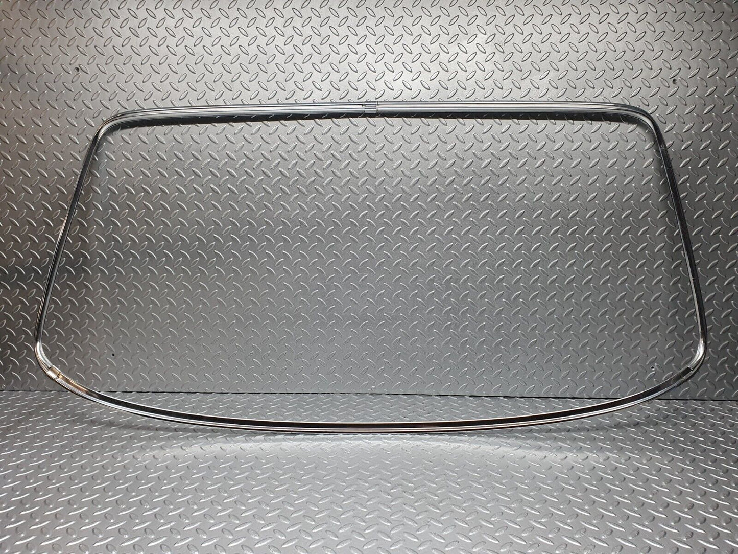 40771 Mercedes-Benz W123 300D Rear Windscreen Chrome Frame