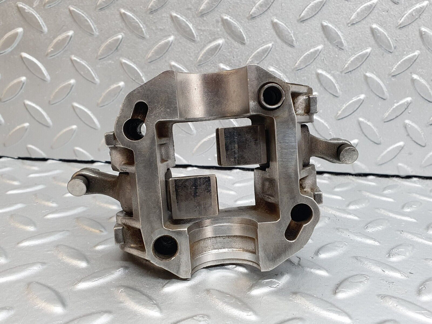 43067 Mercedes-Benz W123 Rocker Arms Camshaft Bearing Block 1020510110
