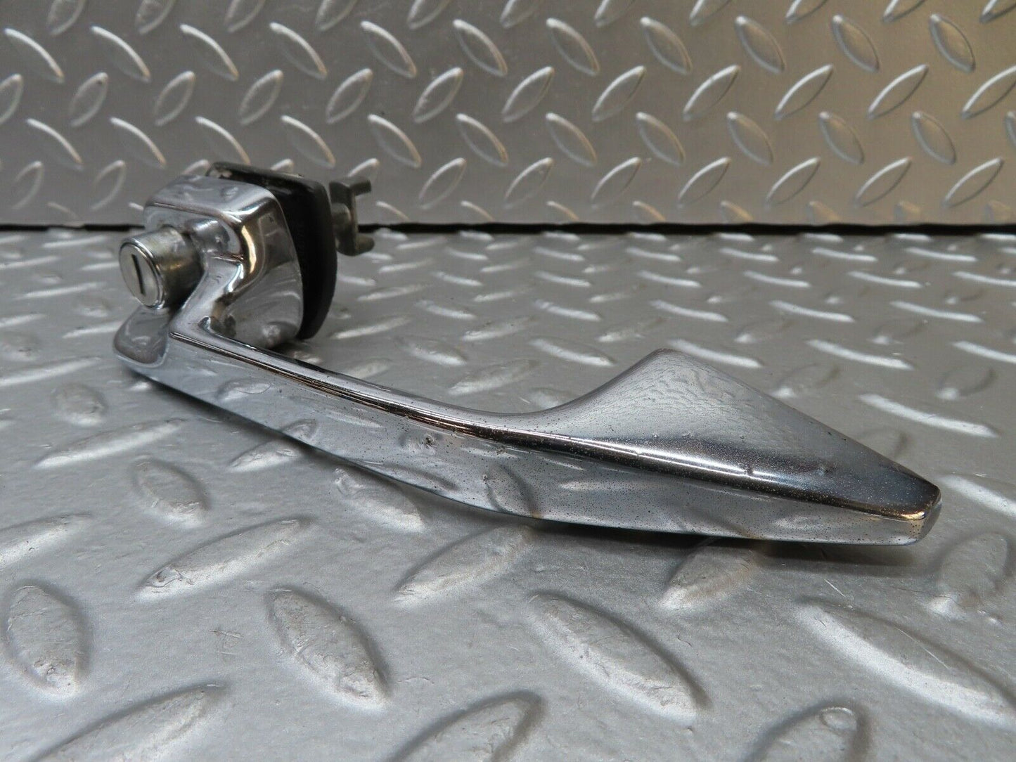 20836 Mercedes-Benz W114 250CE Coupe Door Handle Left No Key 1157660101