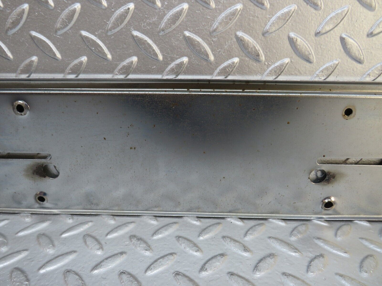32512 Mercedes-Benz S124 300TE Wagon Rear number Plate Holder