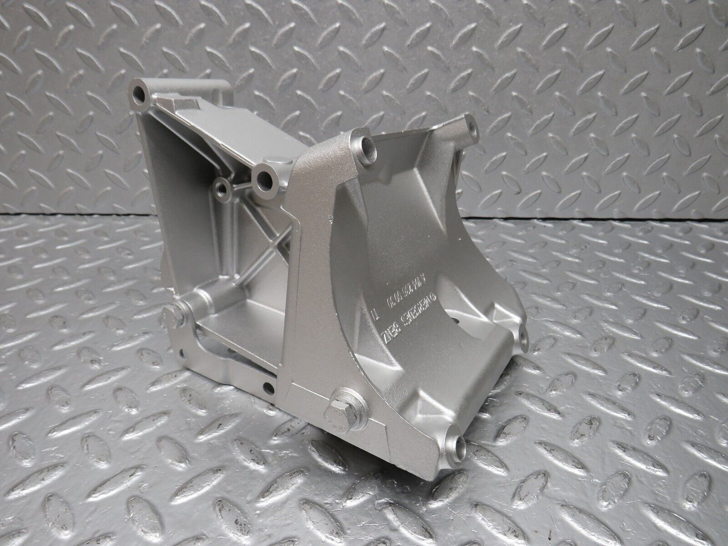 39608 Mercedes-Benz R129 320SL Coupe AC Air Con Compressor Mount Bracket 1042360030