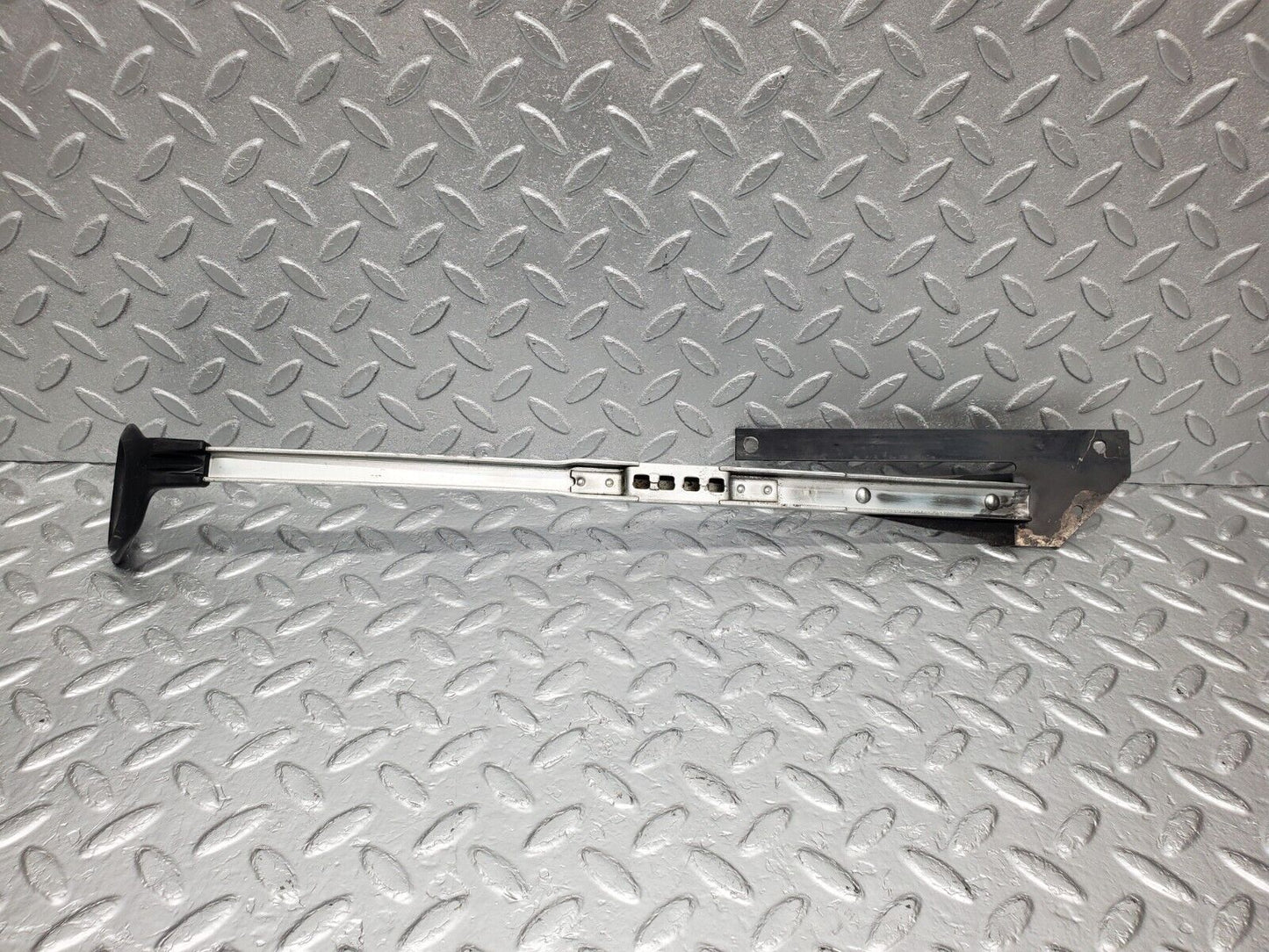46624 Mercedes-Benz C123 280CE Coupe Front Right Seat Sliding Adjust Handle