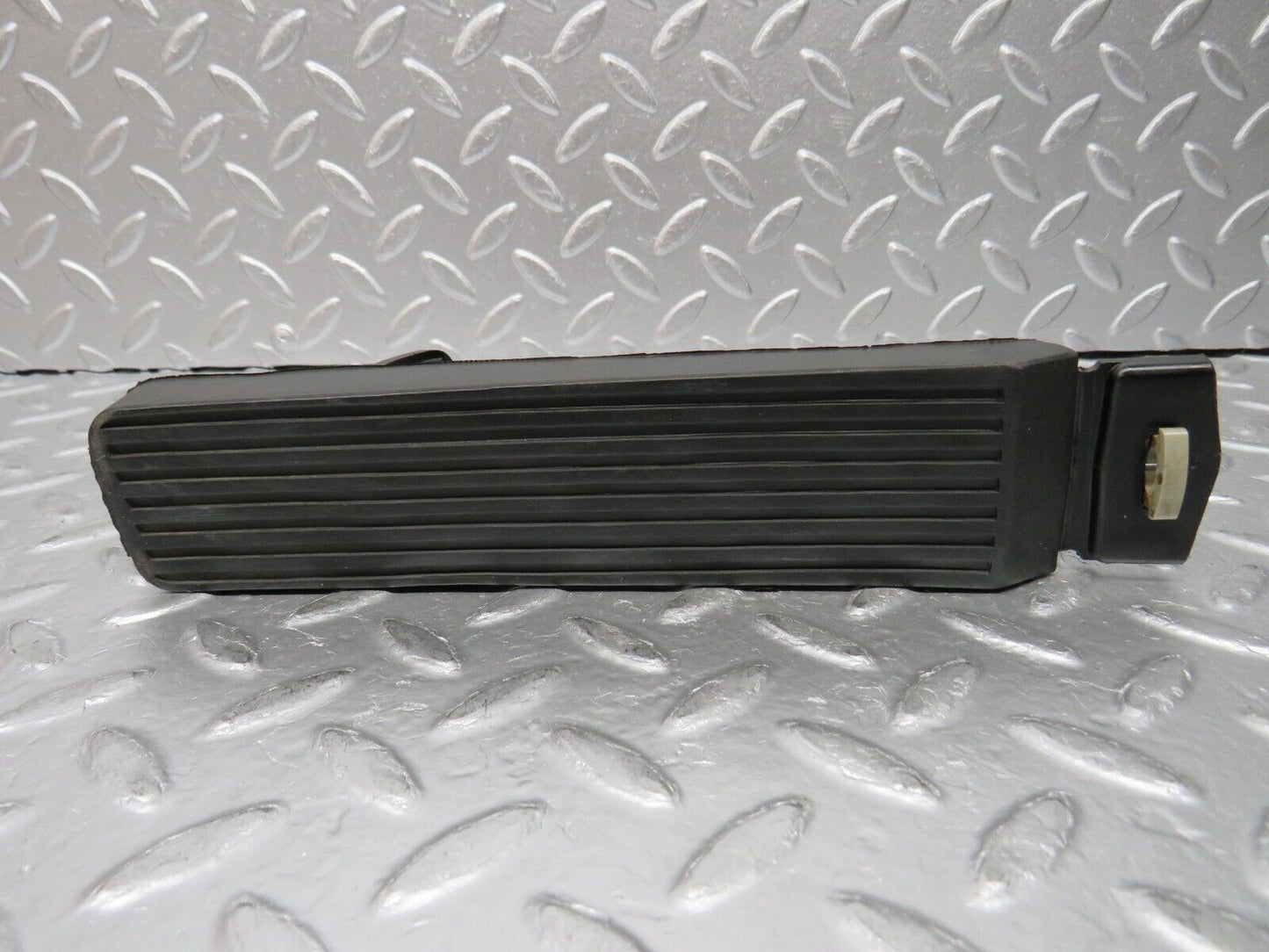30386 Mercedes-Benz W124 230E Accelerator Pedal & Rubber 1233010082 1263000504