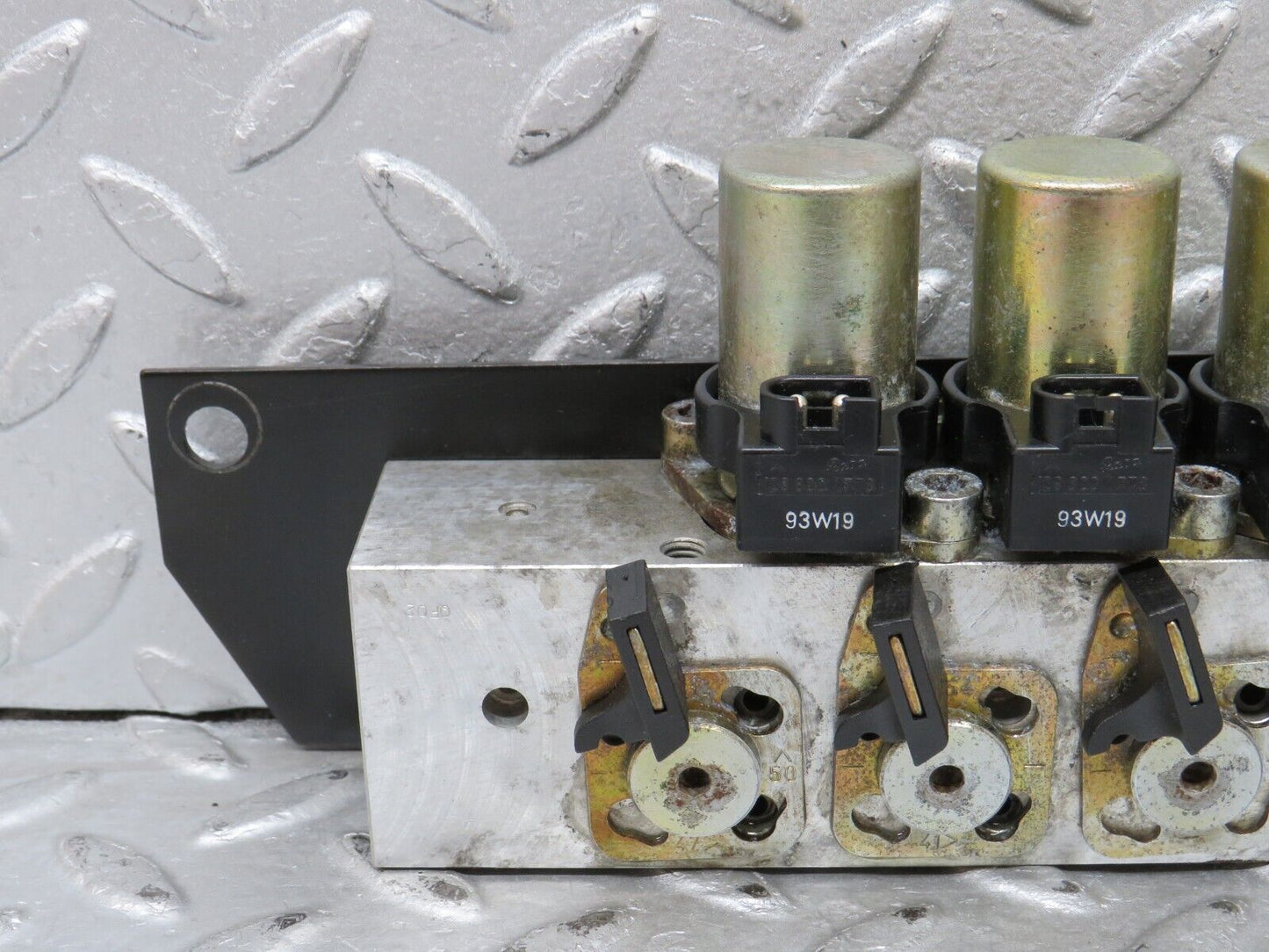 37986 Mercedes-Benz A124 320E Cabriolet Soft Top Hydraulic Valve Block Left 1248001178