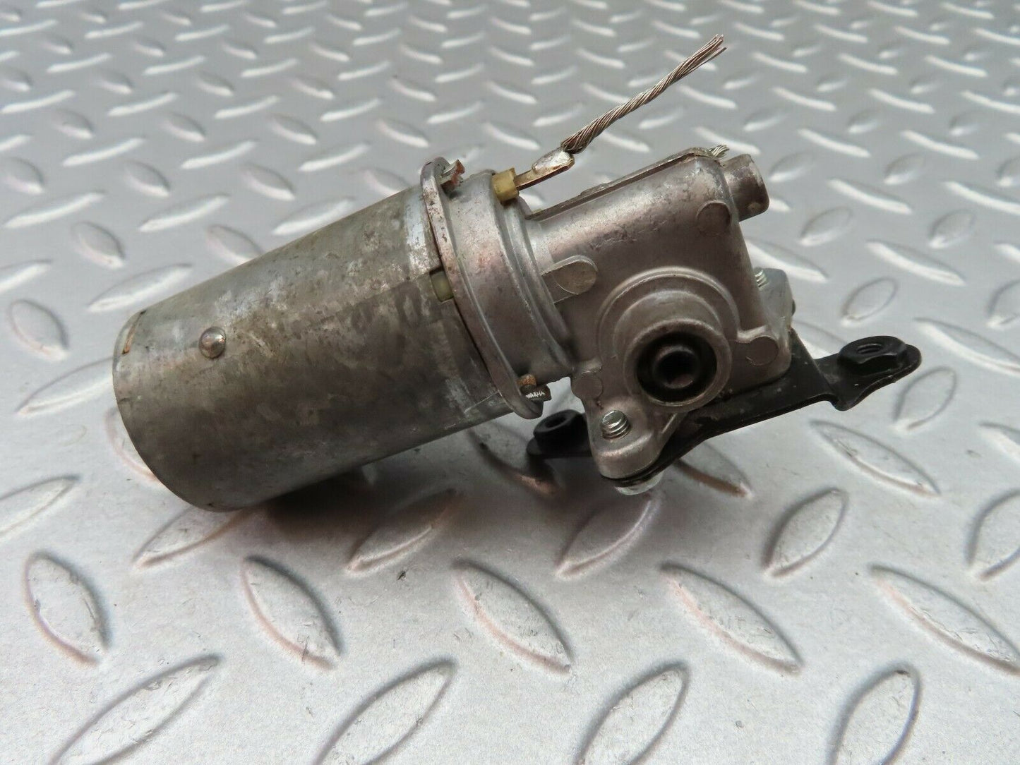 6229 Mercedes-Benz W126 380SE Headrest Adjustment Motor Left Side 0028203342