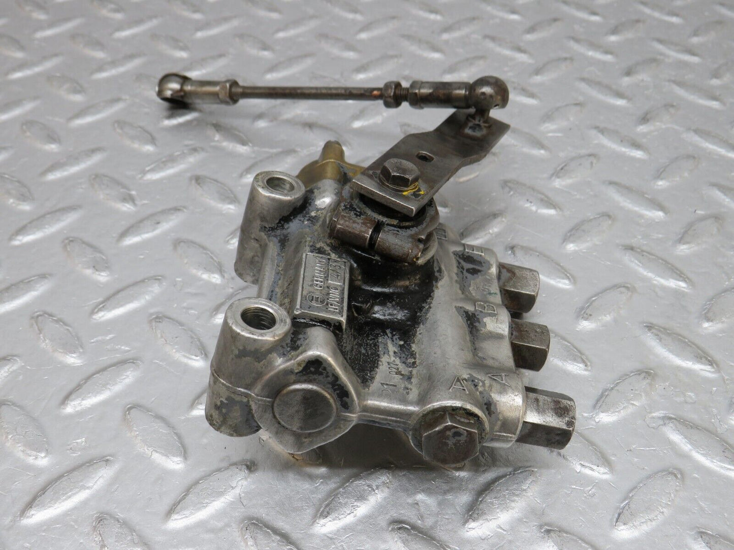 37548 Mercedes-Benz W109 300SEL Air Suspension Leveling Valve Bosch
