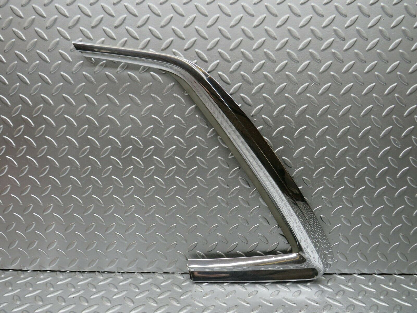 22733 Mercedes-Benz C107 450SLC Coupe Rear Window Trim Left 1076980189