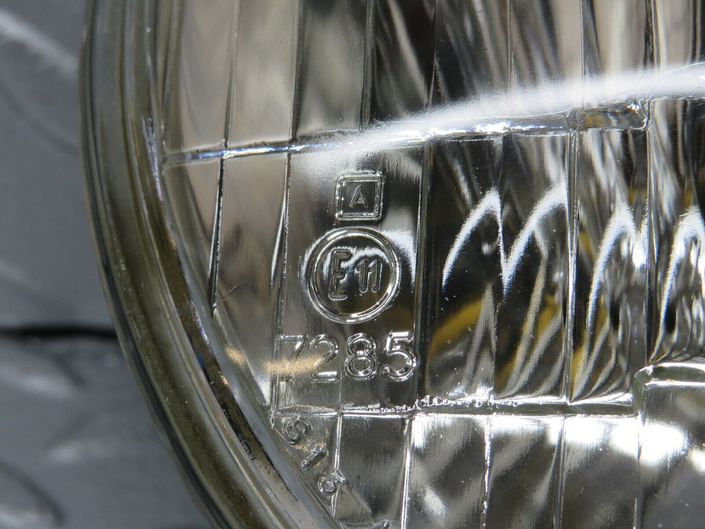 40366 Mercedes-Benz W110 230 Headlight Sealed Beam Lucas 7285
