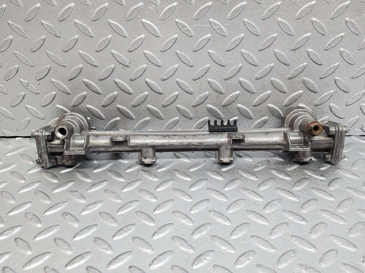 44733 Mercedes-Benz W124 220E Fuel Injector Rail 1110780745