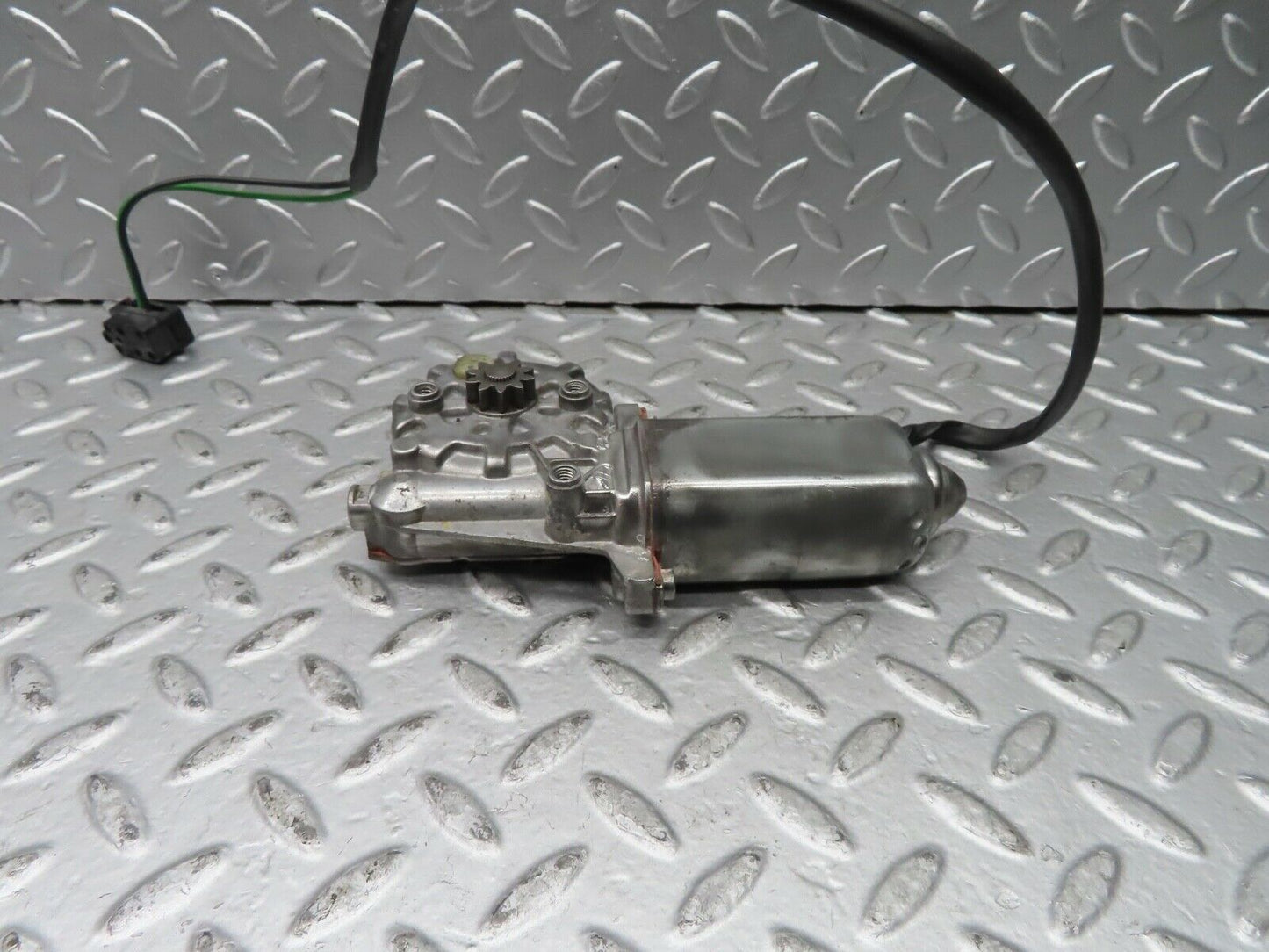 21440 Mercedes-Benz W126 300SE Rear Right Window Regulator Motor 0130821036