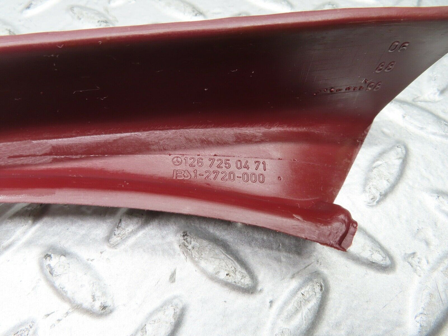 21425 Mercedes-Benz W126 300SE Front Right Door Window Frame Cover 1267250471