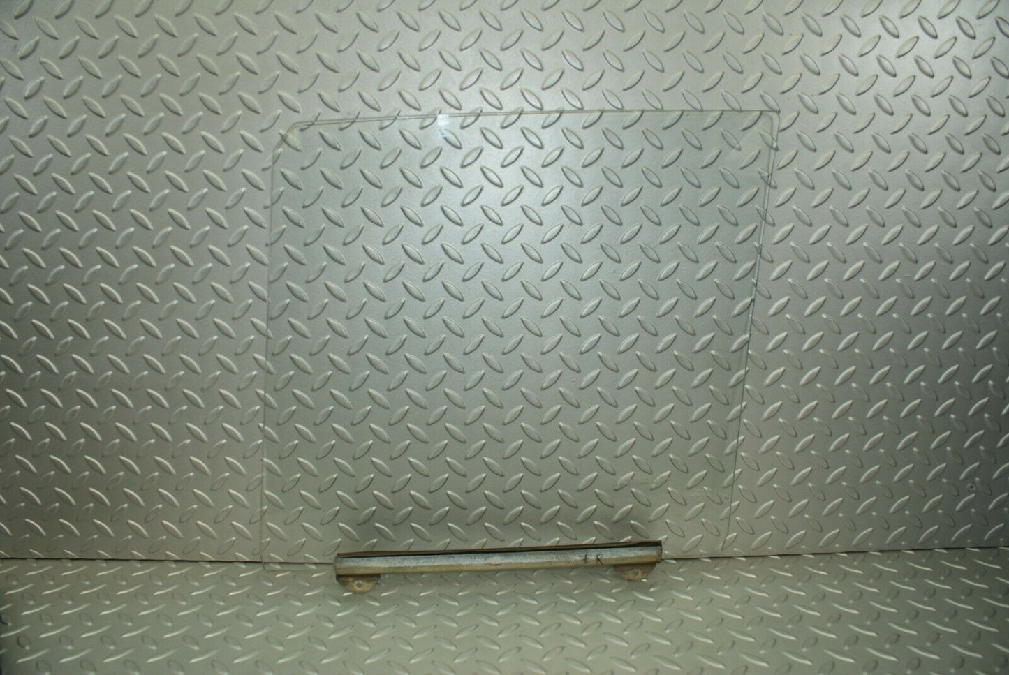 3097 Mercedes-Benz W115 220D Front Right Door Window Glass