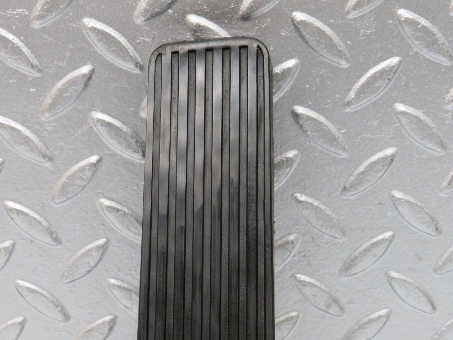 32597 Mercedes-Benz S124 300TE Wagon Accelerator Pedal With Rubber 1233010082