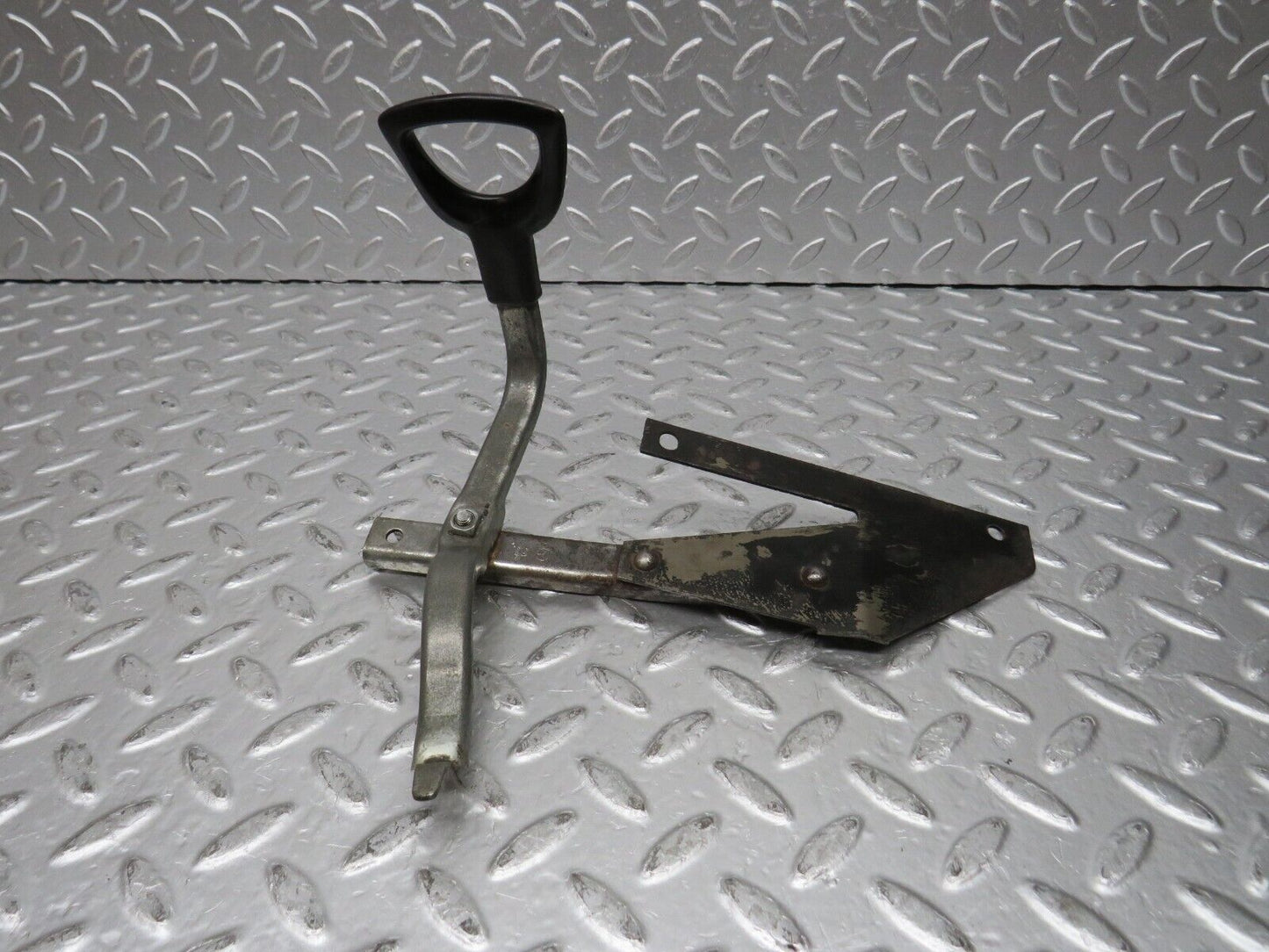 31151 Mercedes-Benz W123 200D Front Right Seat Side Sliding Handle