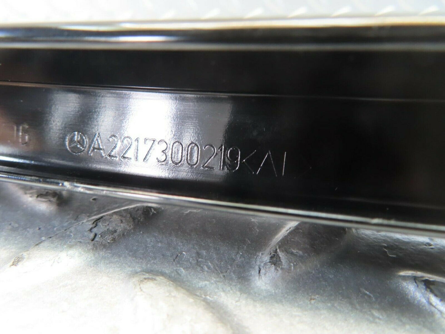 11158 Mercedes-Benz W221 S320 Rear Right Door Window Channel 2217300219