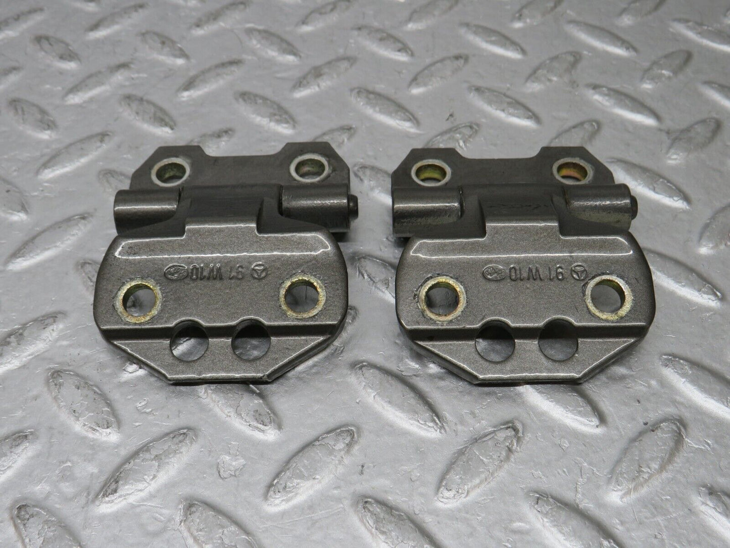 35305 Mercedes-Benz W124 Front Door Hinge Pair