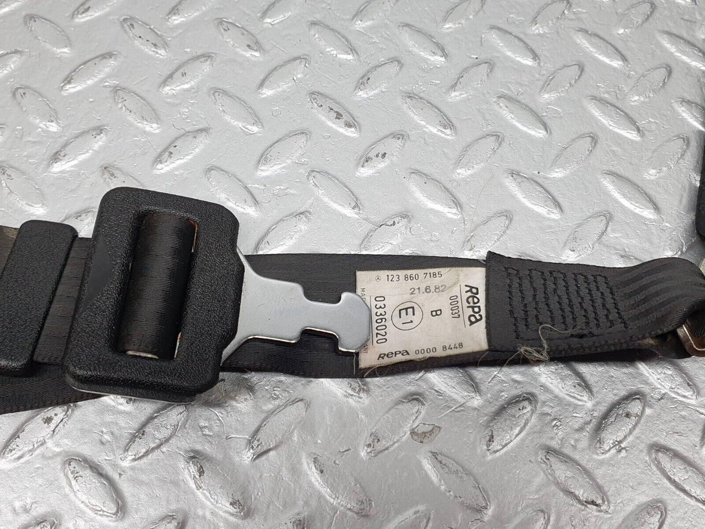 40820 Mercedes-Benz W123 300D Rear Seat Belt Set With Buckles 1238607885 1238607185 1238604969