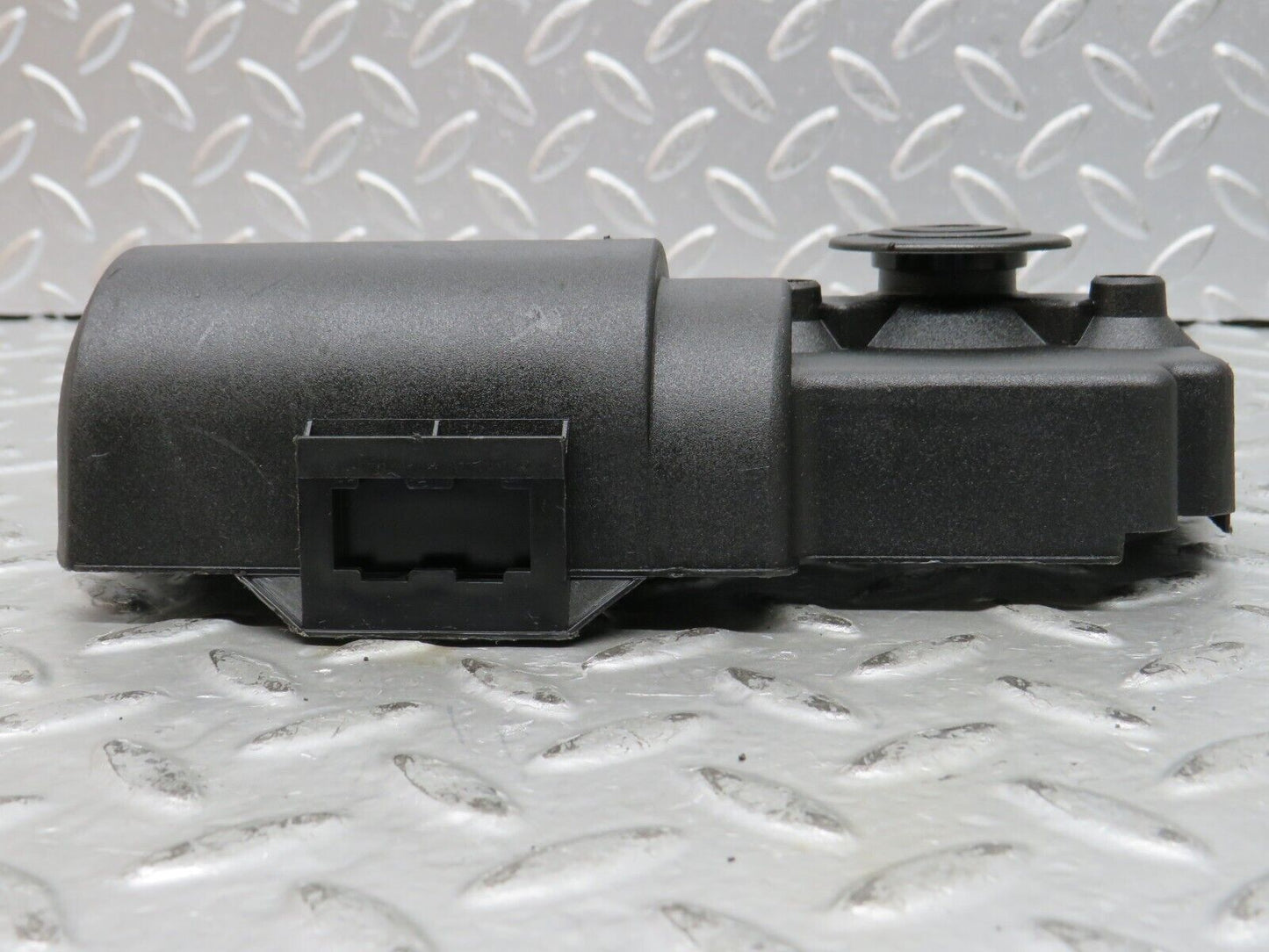27665 Mercedes-Benz S124 300TE Wagon Wiper Motor Cover 1390591046