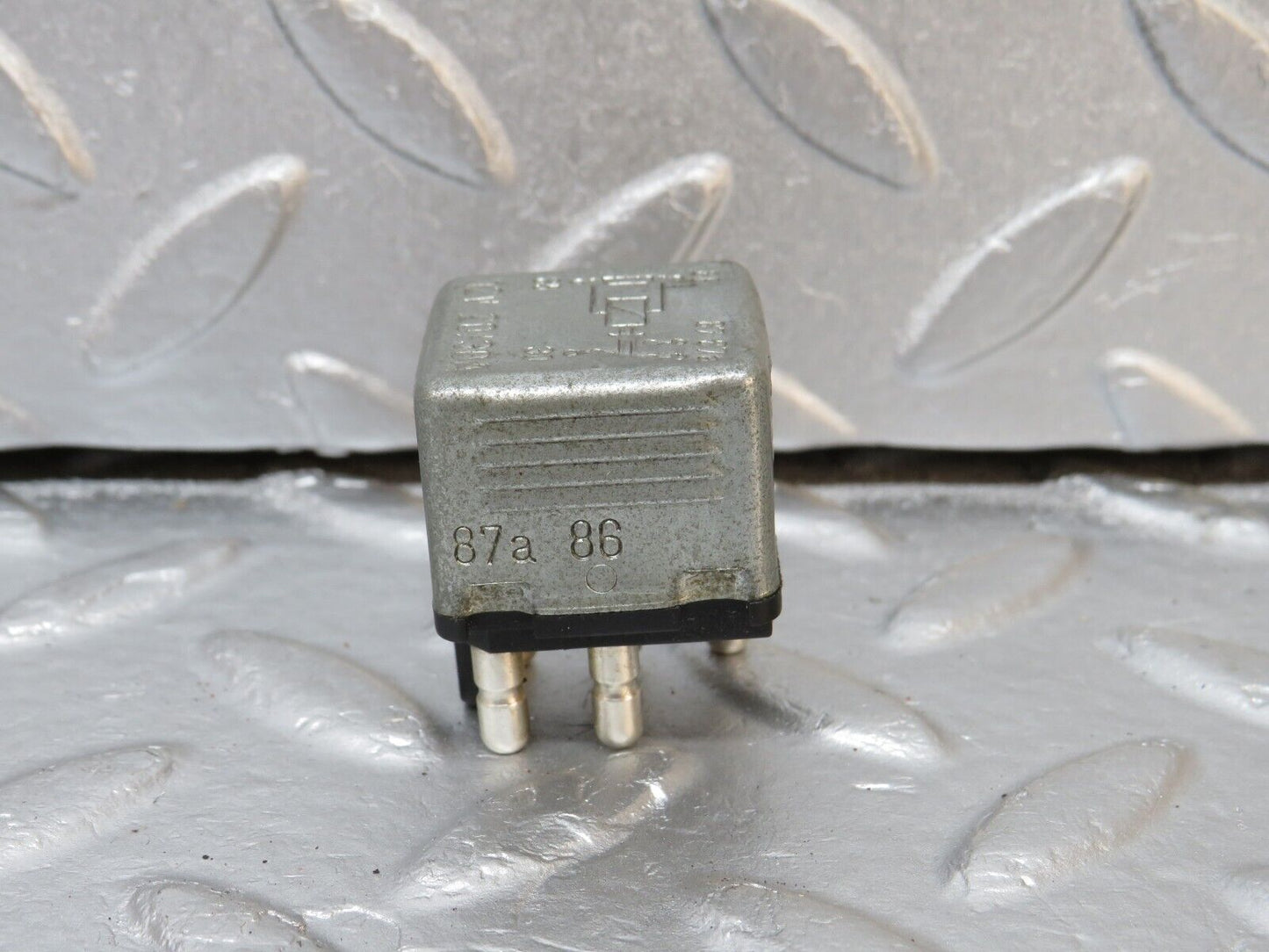 39831 Mercedes-Benz R107 350SL Coupe Multi Purpose Relay 0015422219 0332205001