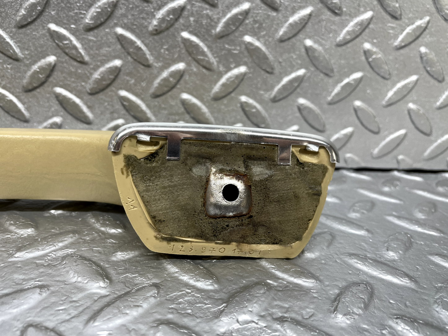 44261 Mercedes-Benz W123 280E Interior Door Handle Beige Left 1239701701