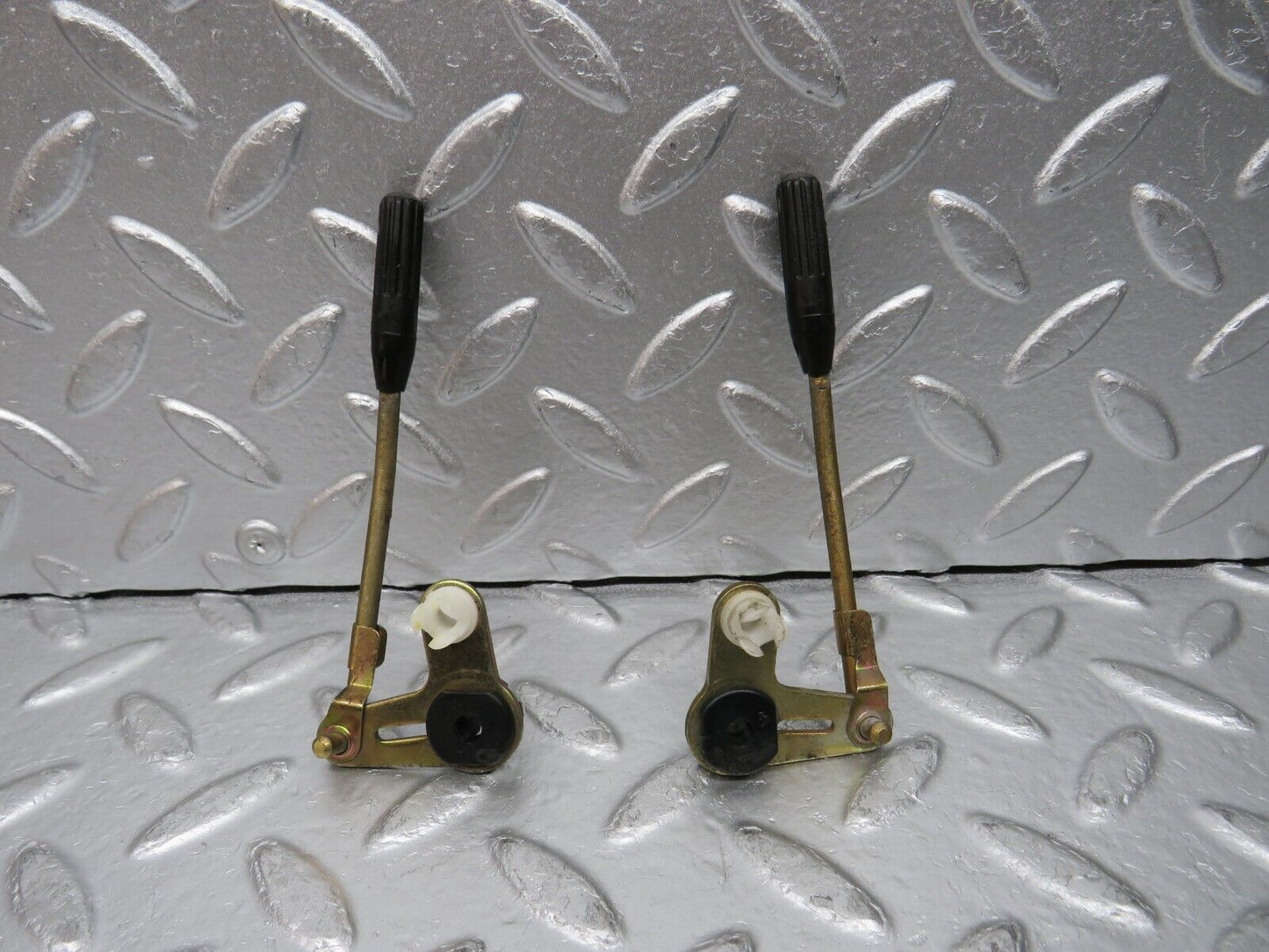 31400 Mercedes-Benz S124 220TE Wagon Rear Door Lock Knob Pair