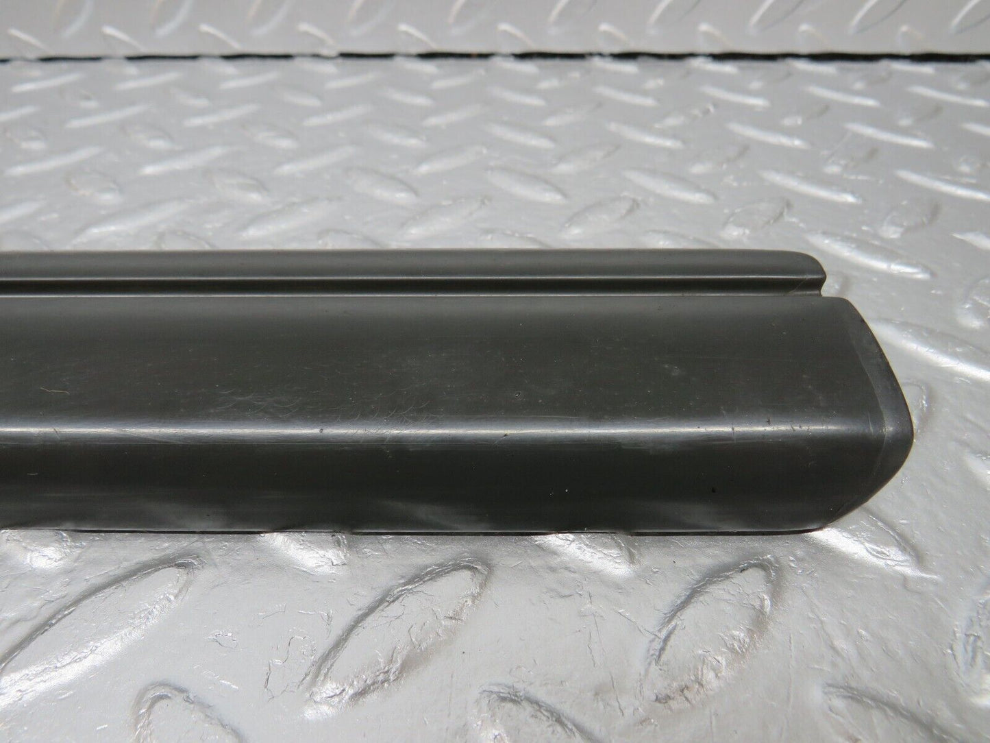33997 Mercedes-Benz W124 260E Front Left Fender Wing Centre Moulding Trim