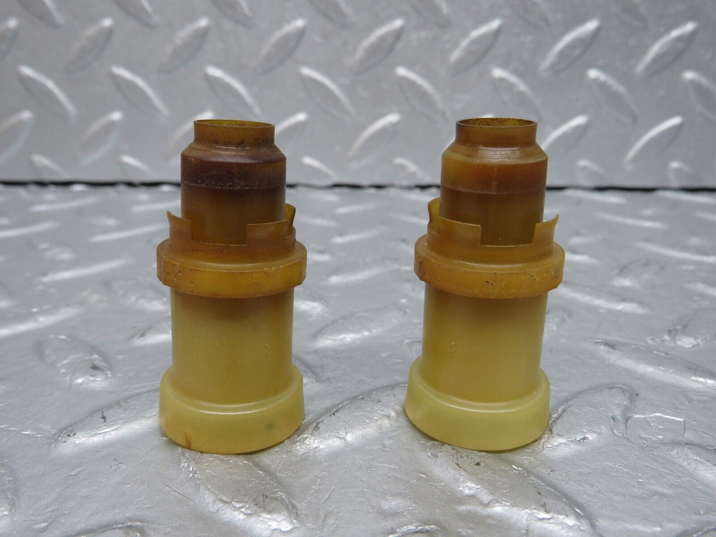 40173 Mercedes-Benz R107 350SL Coupe Fuel Injector Holder 2x