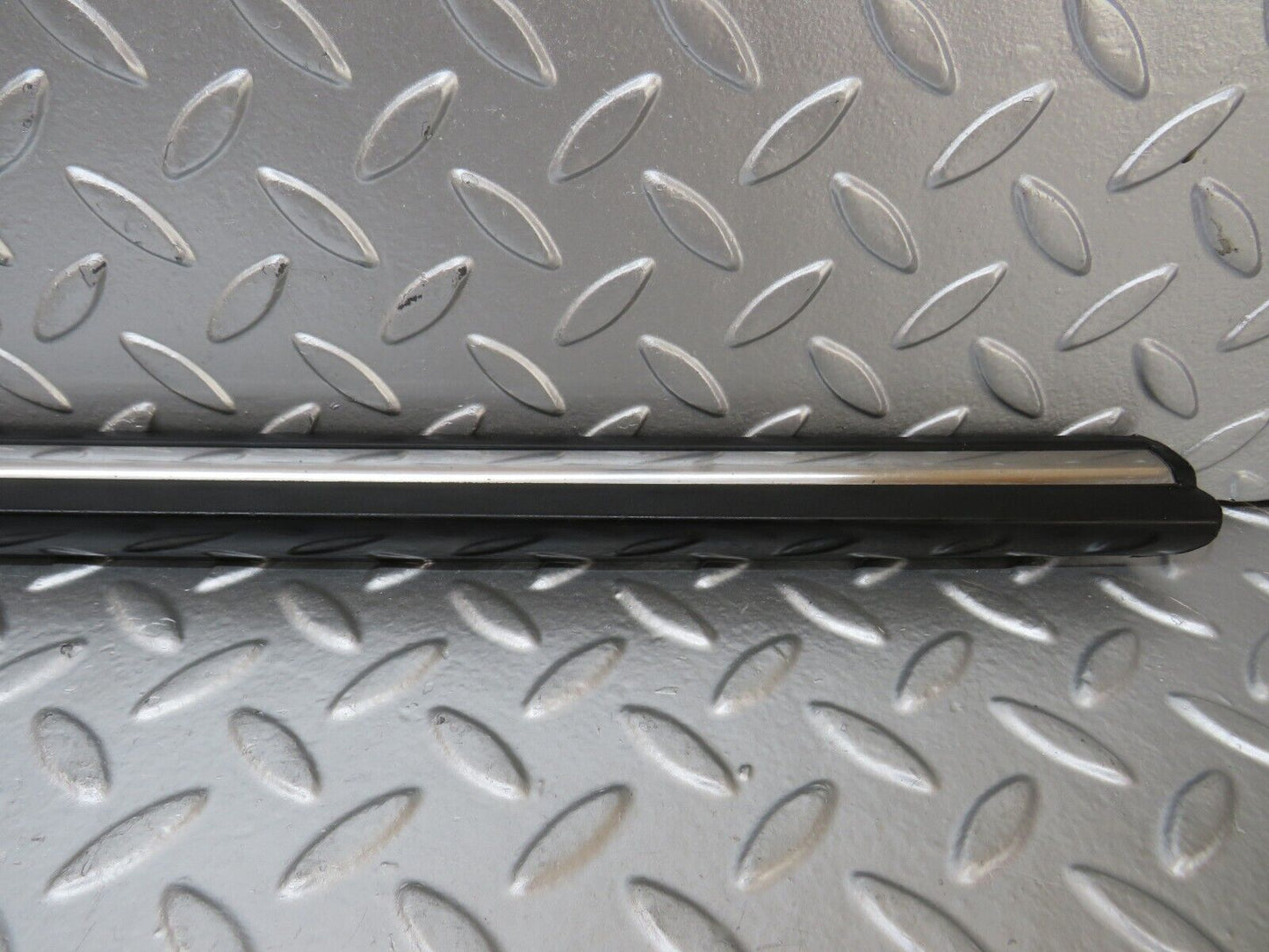 26080 Mercedes-Benz W116 450SE Front Left Door Centre Moulding Trim