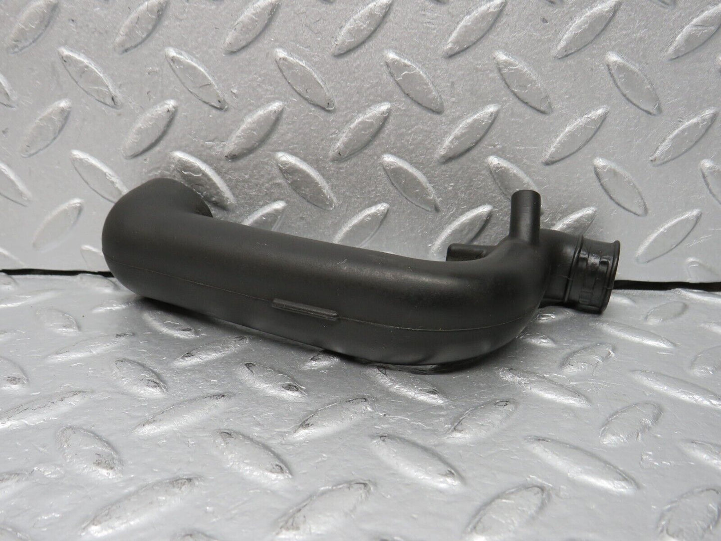 38886 Mercedes-Benz W201 190E 2.6L Crankcase Breather Pipe 1030941982