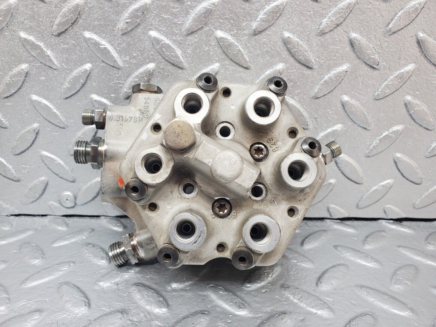 44284 Mercedes-Benz W123 280E Fuel Distributor Bosch 0438100069