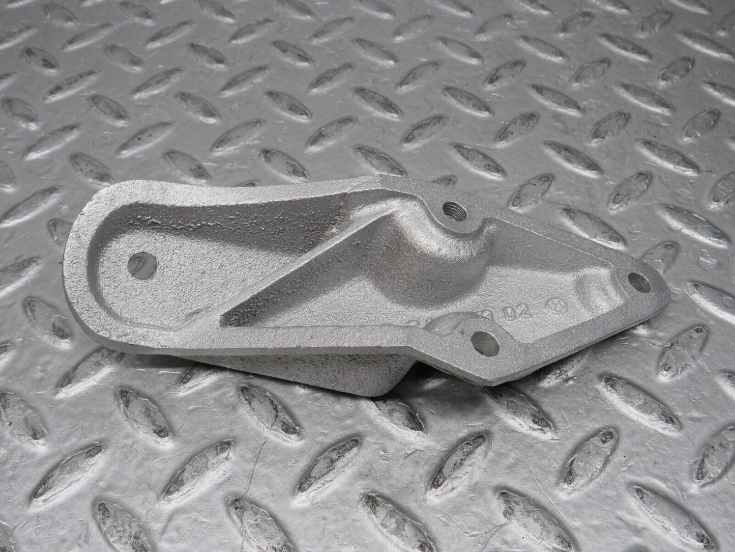 37351 Mercedes-Benz W109 300SEL Engine Mount Bracket Support Right 1092410302