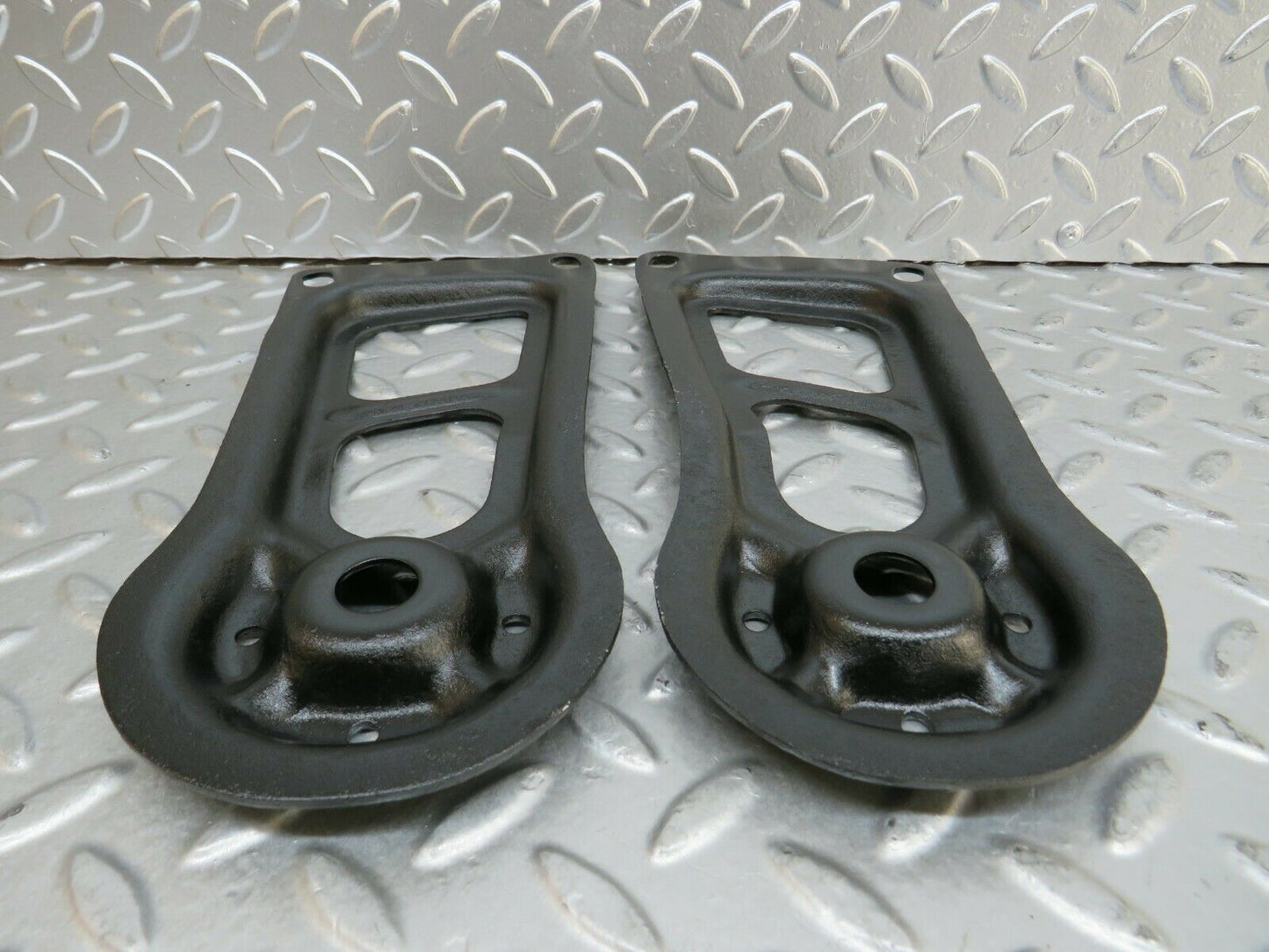 23815 Mercedes-Benz C107 450SLC Coupe Rear Suspension Axle Mounting Bracket