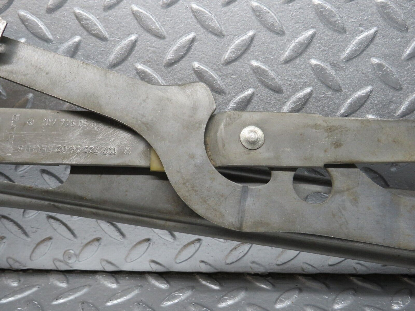 40118 Mercedes-Benz R107 350SL Coupe Front Right Manual Window Regulator 1077250602
