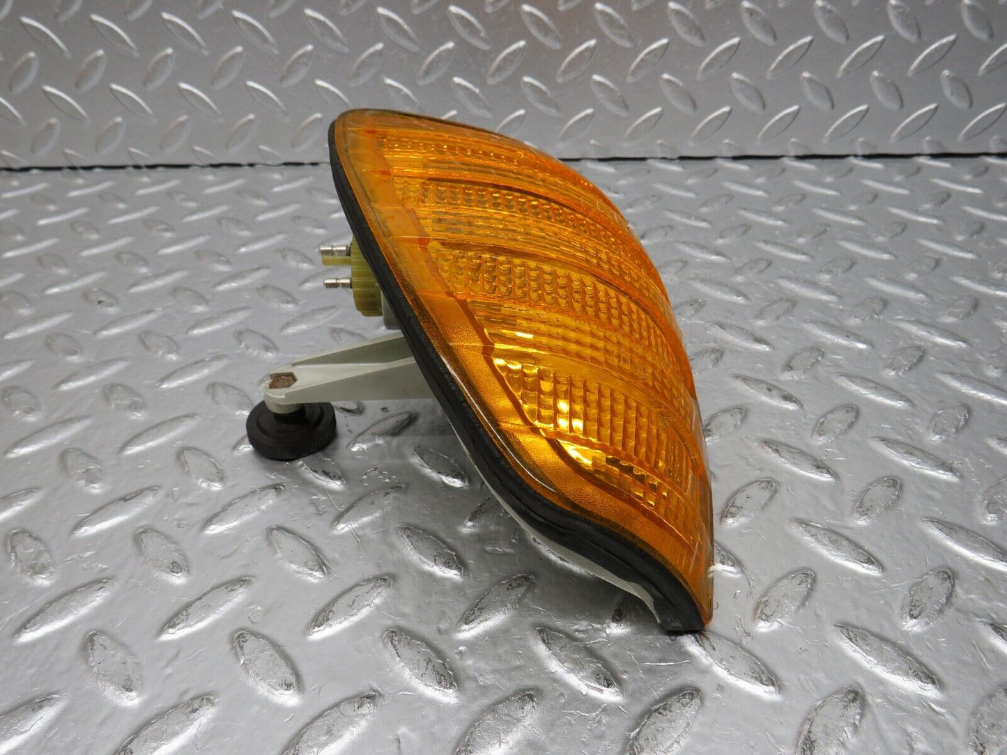 31063 Mercedes-Benz W123 200D Indicator Light Front Left Hella 32744R6