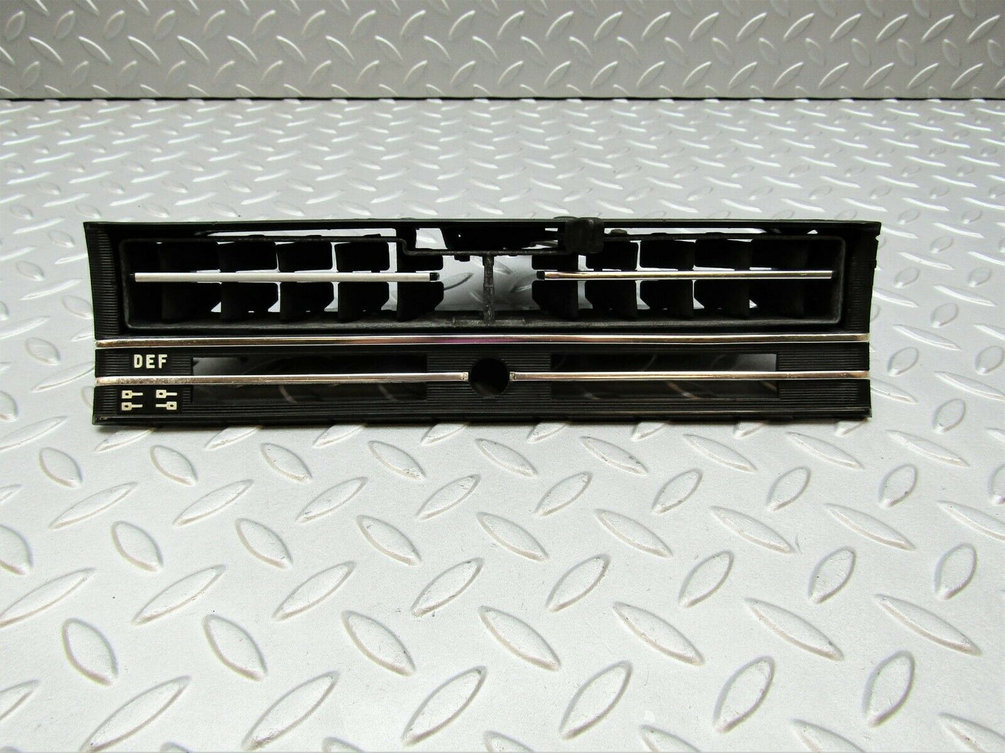 3278 Mercedes-Benz W115 220D Dashboard Centre Air Vent 1158300003