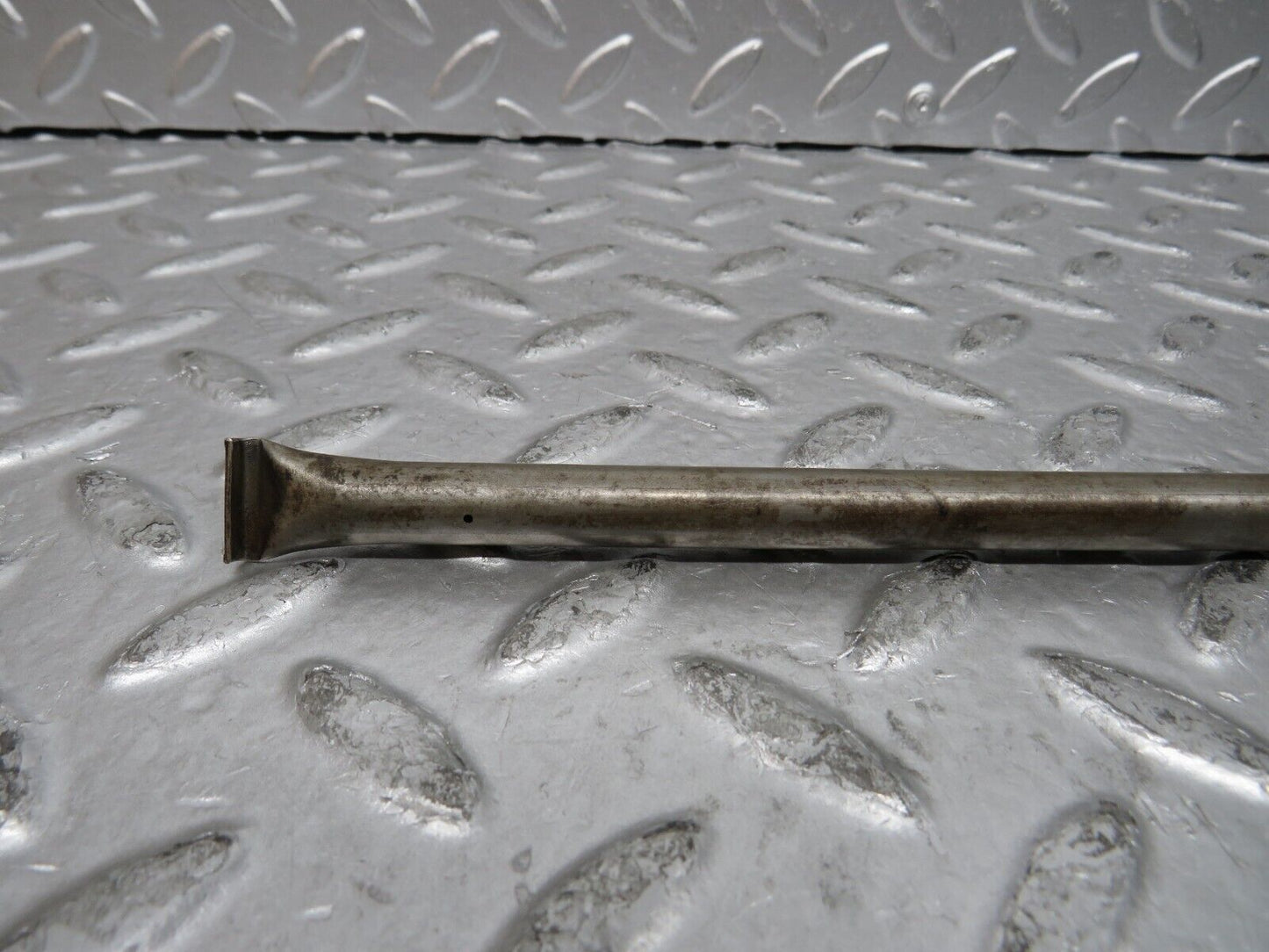 29941 Mercedes-Benz W123 230E Camshaft Oil Tube