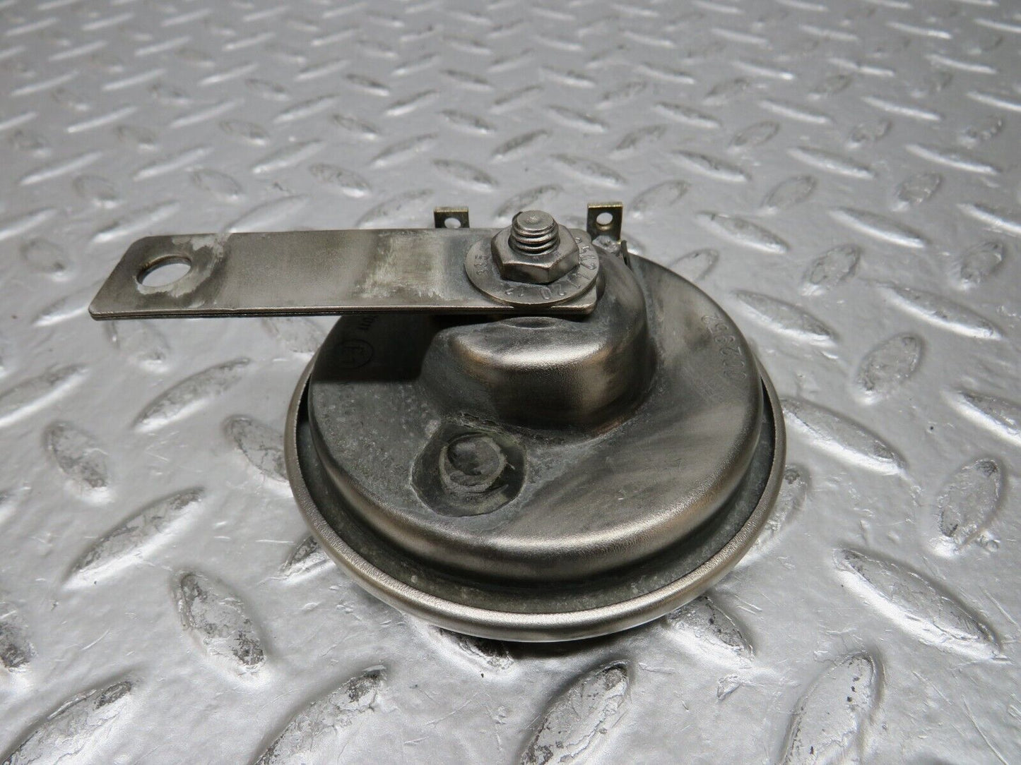 30617 Mercedes-Benz W201 190E 2.0L Horn Hella 002952