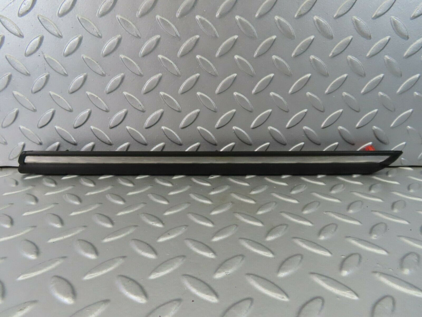 7264 Mercedes-Benz W116 450SE Front Right Fender Wing Centre Chrome Trim