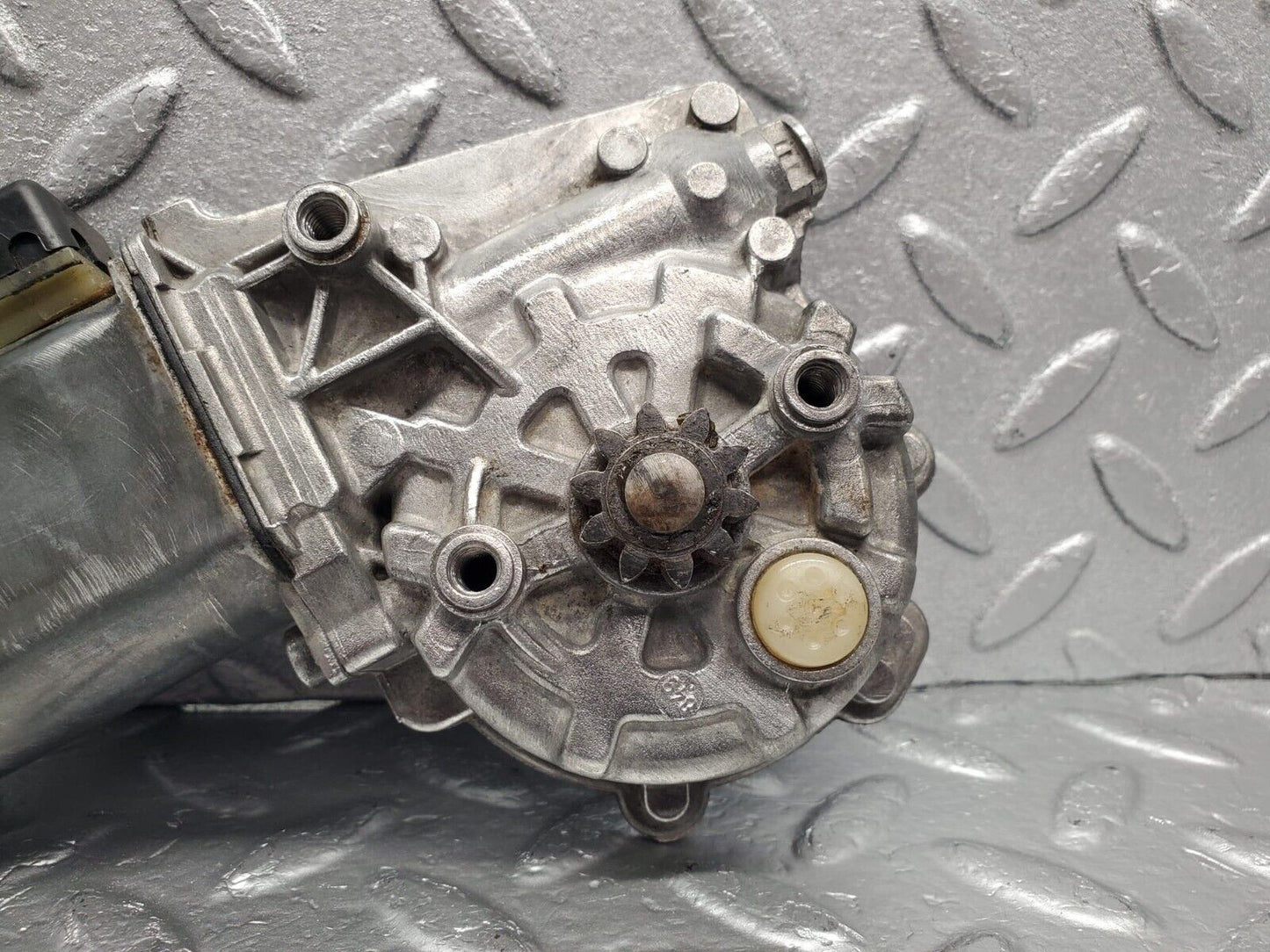 30310 Mercedes-Benz W124 230E Window Regulator Motor Left Bosch 0130821284