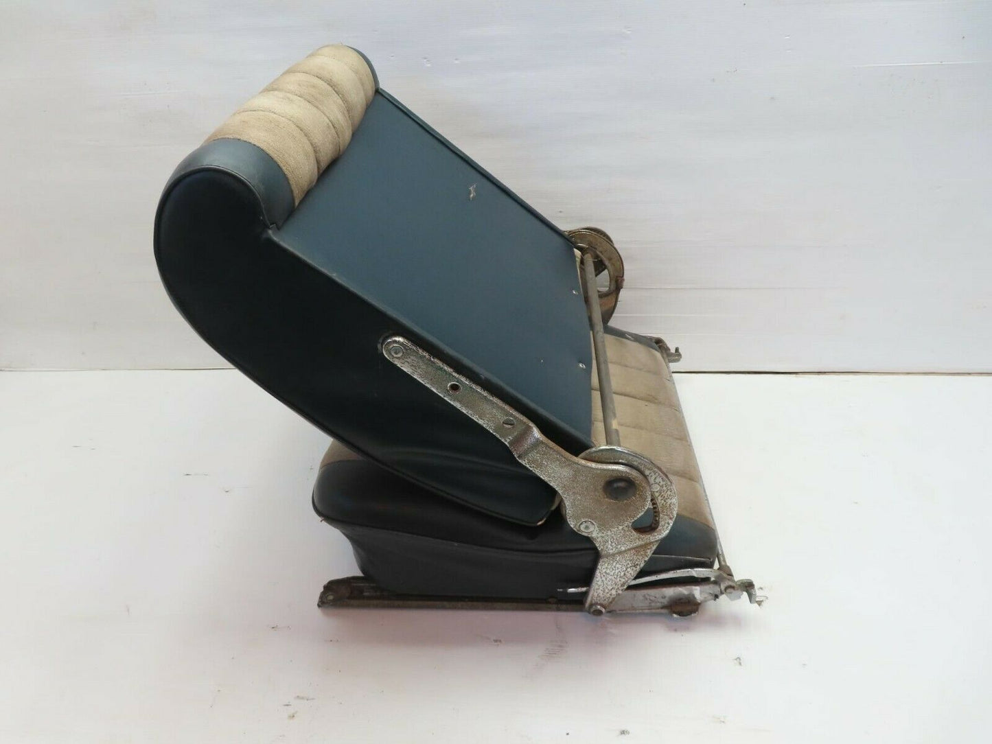 10670 Mercedes-Benz W108  Front Left Seat