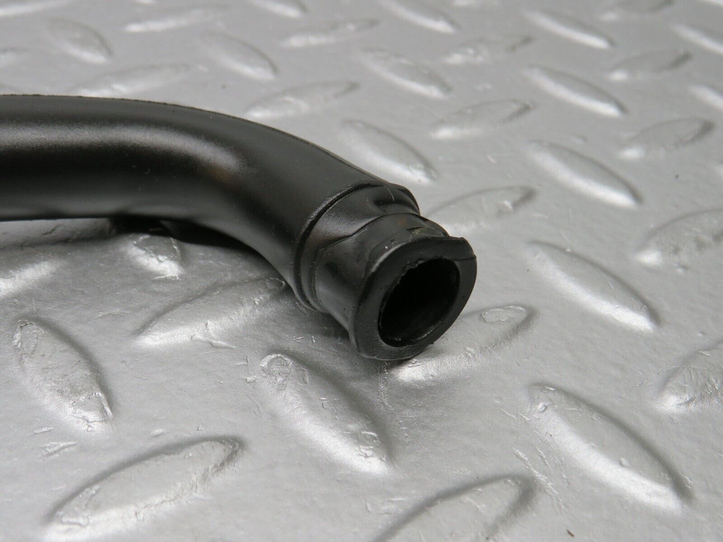 38156 Mercedes-Benz A124 320E Cabriolet Crankcase Breather Pipe 1040943582