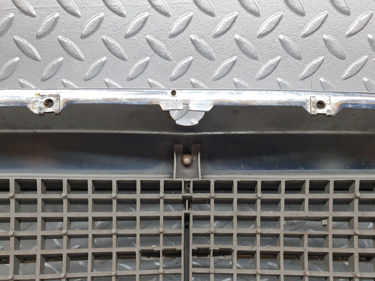 41221 Mercedes-Benz W126 300SE Bonnet Grill Chrome 1268880423