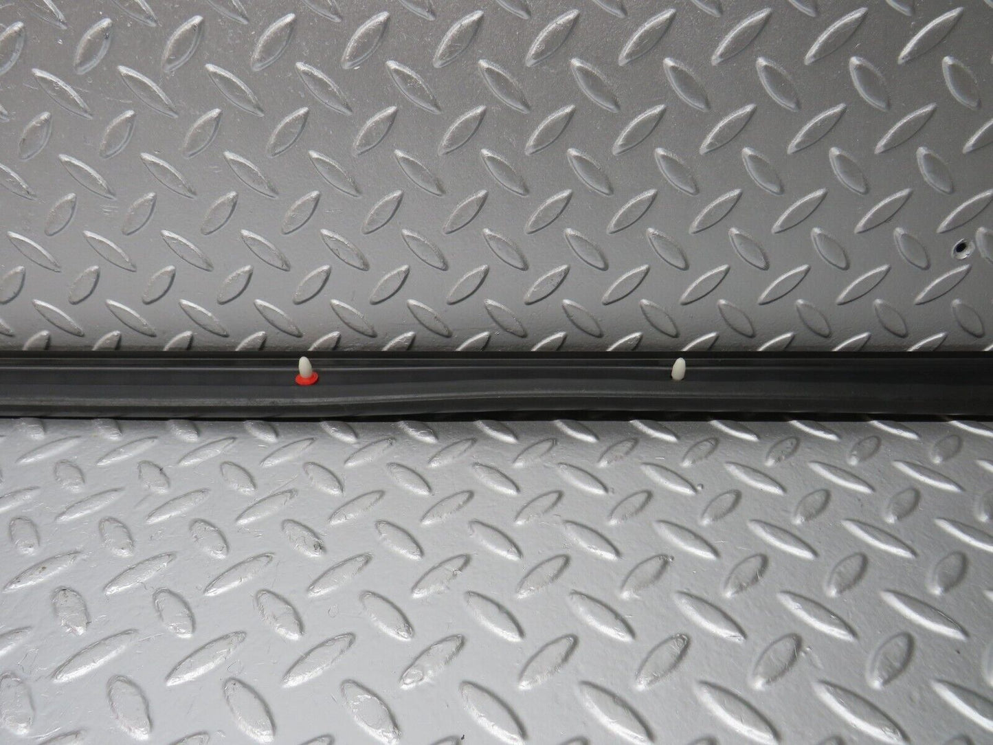 32591 Mercedes-Benz S124 300TE Wagon Door Lower Sealing Rubber Trim Left