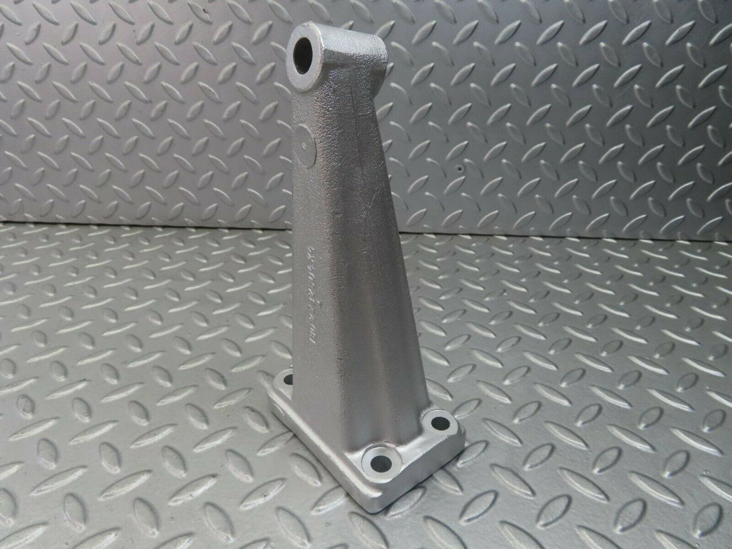8337 Mercedes-Benz W108 Engine Mount Bracket Right Side 1802232504