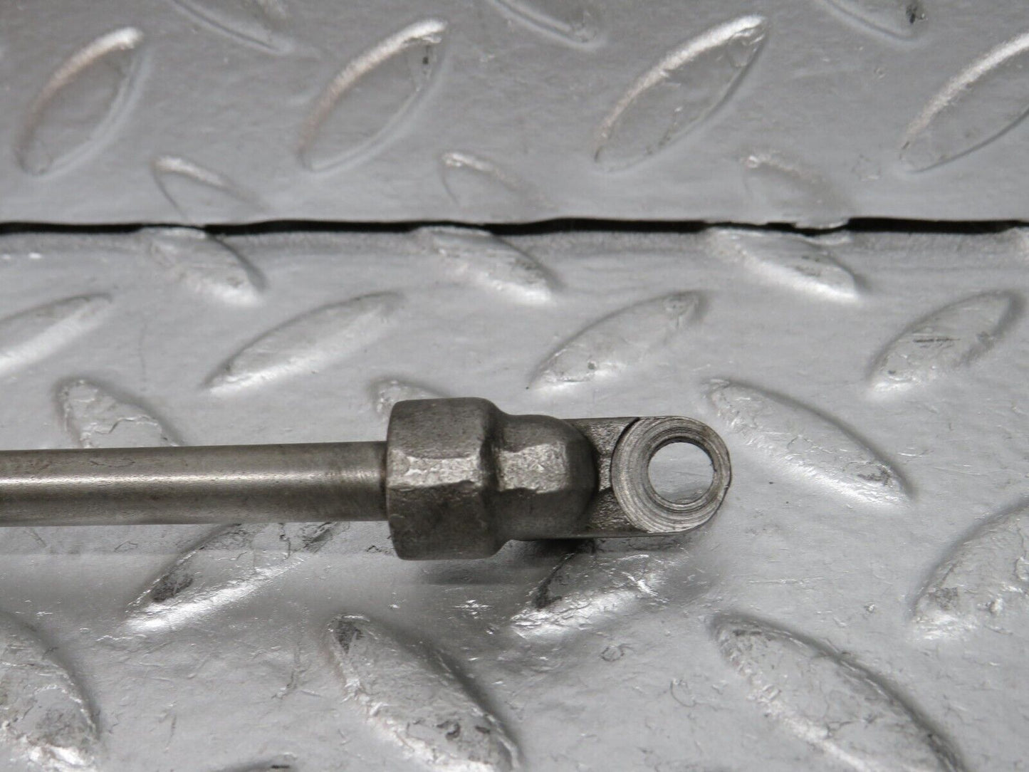 0267 Mercedes-Benz W123 220D Camshaft Oil Tube