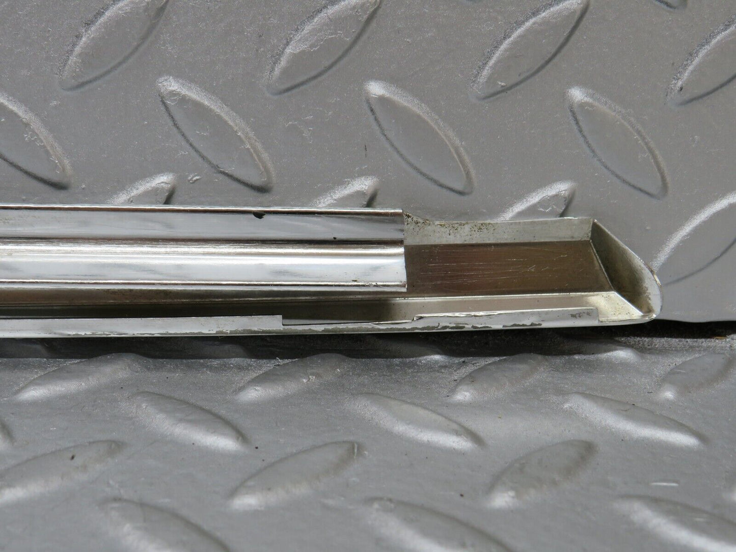 36294 Mercedes-Benz W126 420SE Front Left Door Chrome Moulding Trim