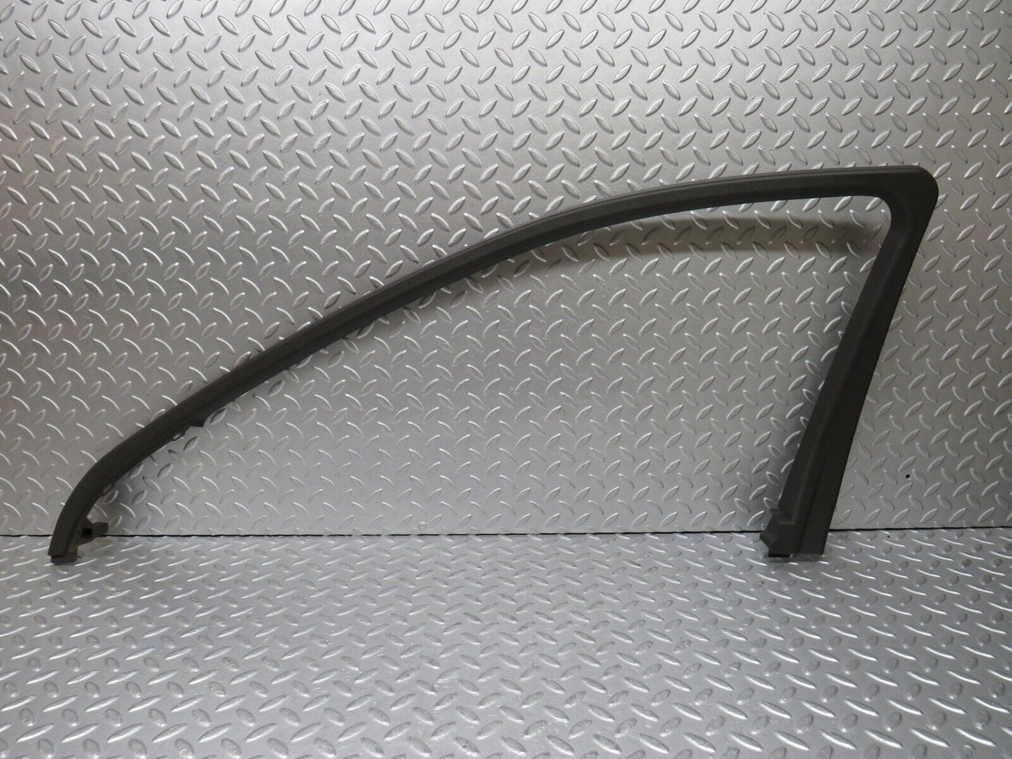 35285 Mercedes-Benz W221 Front Right Door Window Frame Trim 2217250271