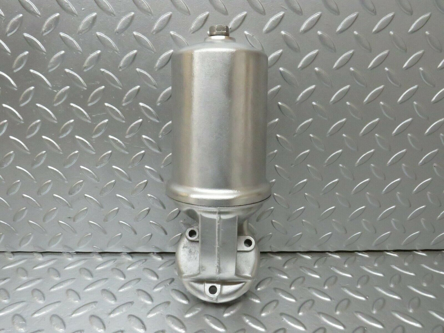 23896 Mercedes-Benz C107 450SLC Coupe Oil Filter Housing 1161840309